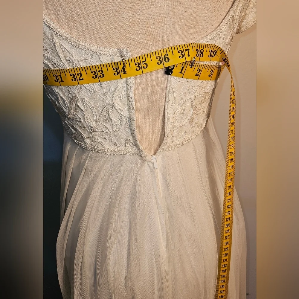 Women's Vintage White/cream Dress. Wedding Dress. Size 6. Antique Lace Detail - Picture 4 of 7